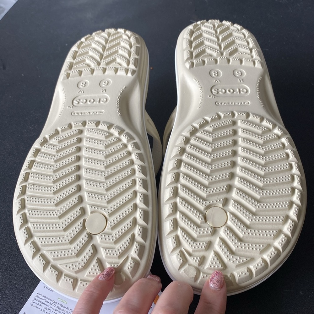 NWT CROCS Classic Cream Flip Flops - Picture 3 of 4